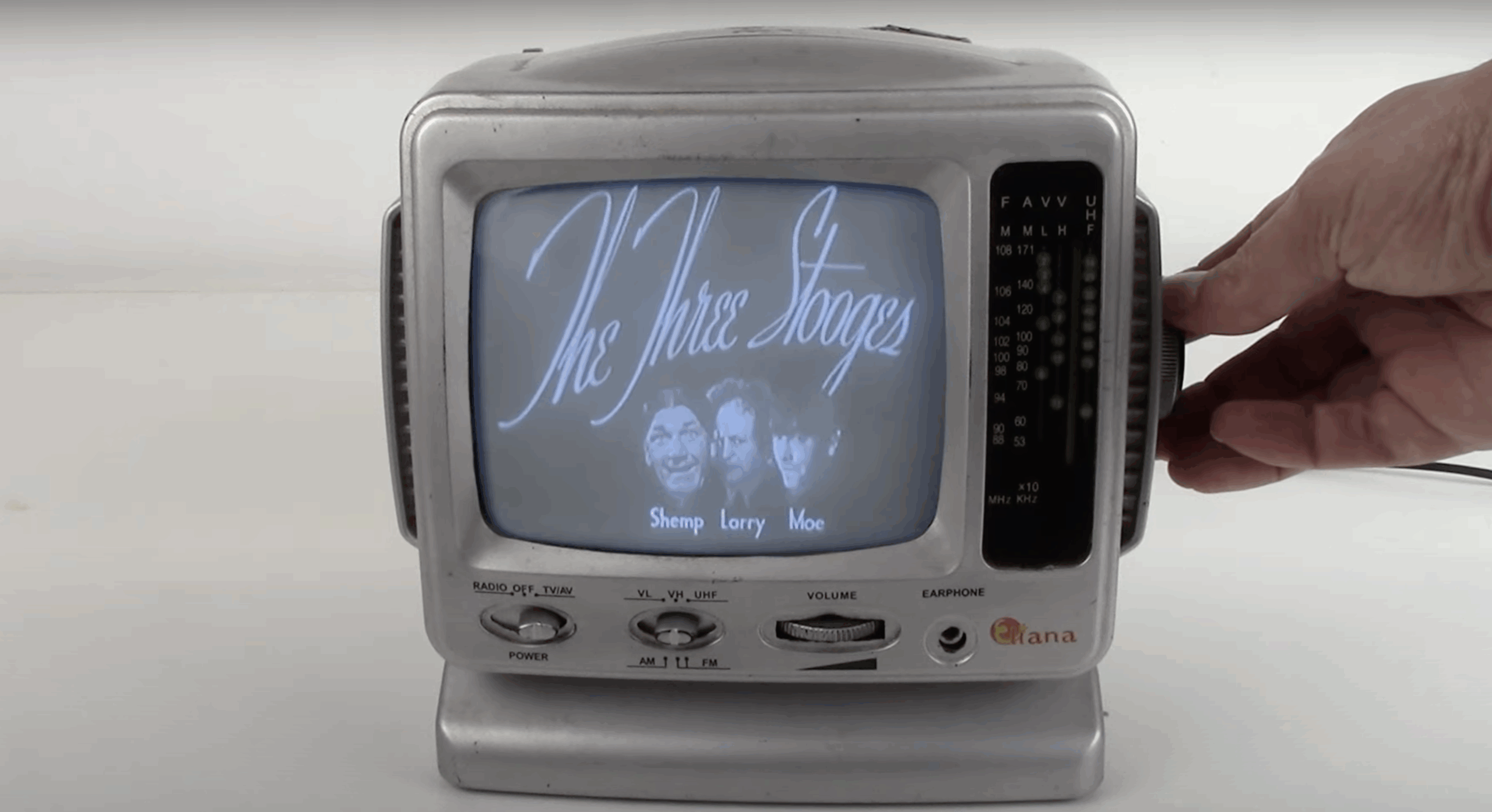 Retrofitted tube TV loops black and white movies - Raspberry Pi, image size:2560x1394