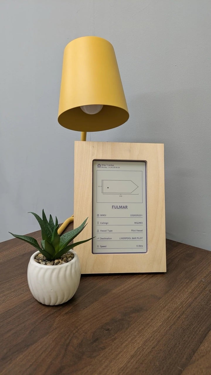 E-ink shipping monitor