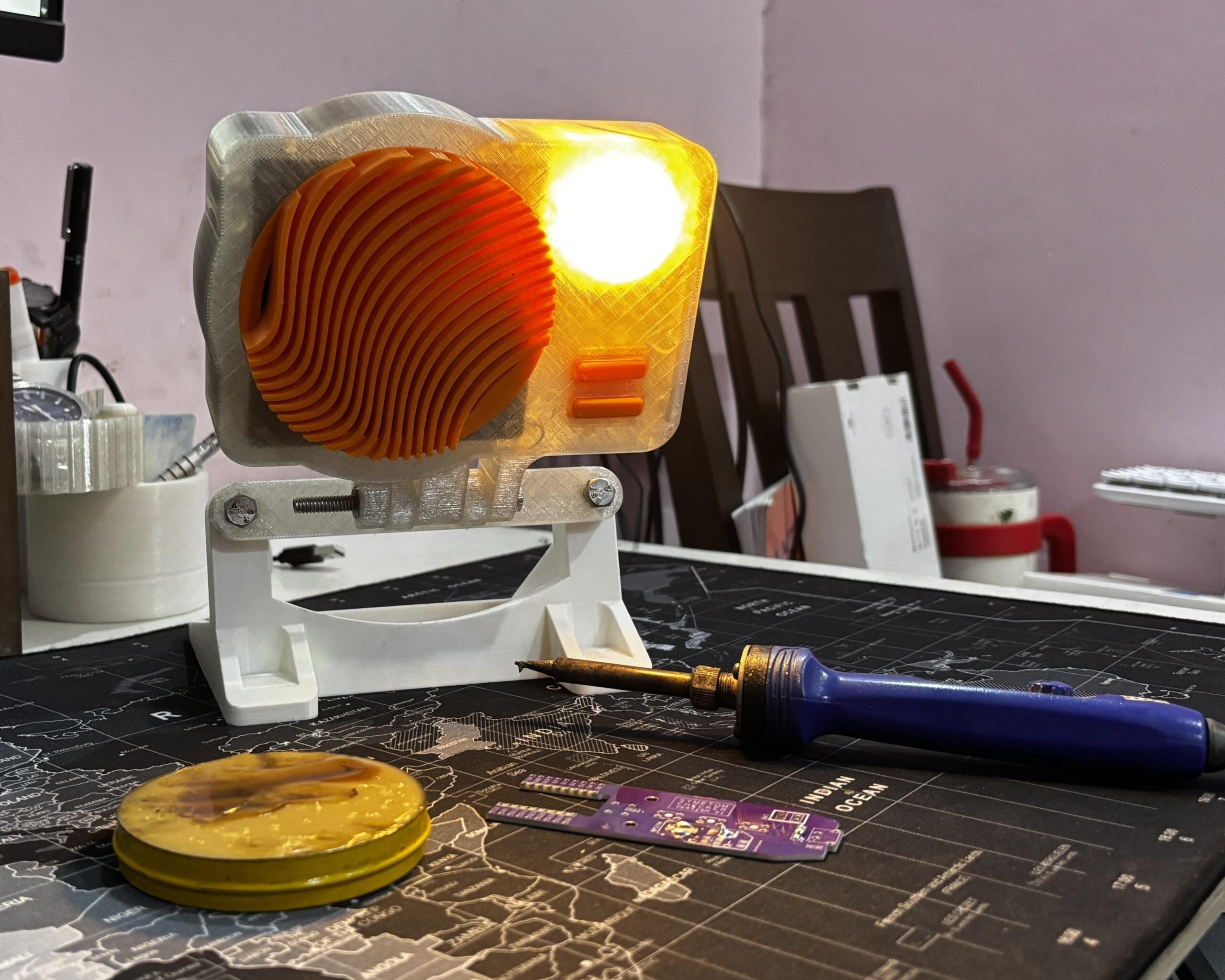 Solder fume extractor