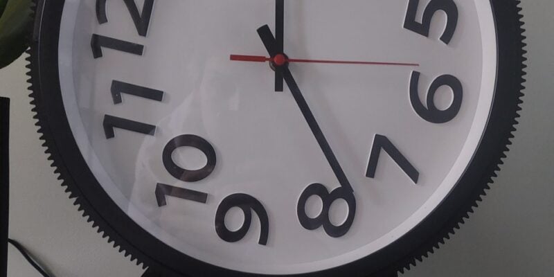 Counter-rotating clock